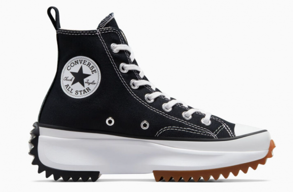 Sepatu sneakers dengan desain platform untuk efek tinggi yang trendy